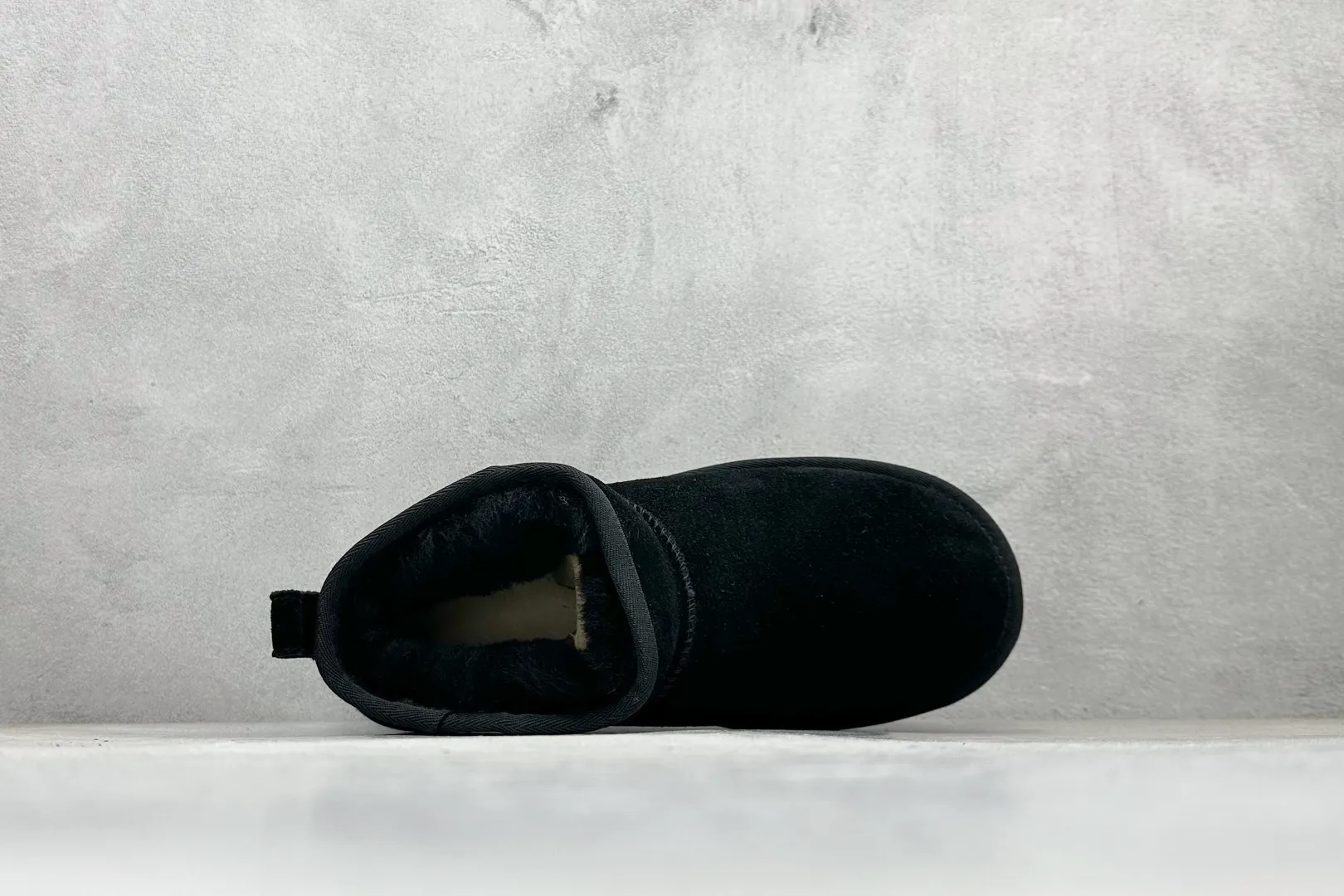 🐲💰 520 supports stores. The top version on the market UGG Mini thick-soled short tube 5cm. Xiaohongshu's hot model. Produced by a major foreign trade factory in Guangzhou. The toe box and the insole are all made of genuine sheep fur. Independent outer box packaging. Chip. With waterproof technology. Different from any version on the market. 5cm thick sole. Independent original development of outsole. Cashmere insole. It is a very suitable choice for going out in winter and at home. In the new year, uug has launched a style series, which is partially biased towards the preferences of young consumers. It has also moved to the forefront of fashion trends. Shoe body material: water-repellent coated suede upper, 17 mm UGGPURE™ implanted wool insole, lightweight non-slip comfortable rubber outsole, brand LOGO trademark, complete package, item number: 1135092, size: 35 36 37 38 39 40